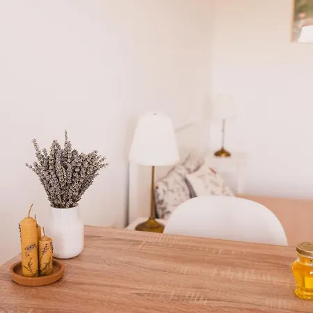 Retro By The Sea Apartment *